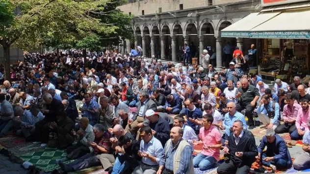 Ramazanın ilk cumasında camiler doldu taştı