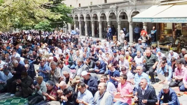 Camilerde 'Darbe' konulu hutbe okundu