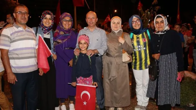 Çolakbayrakdar çifti meydanı boş bırakmıyor