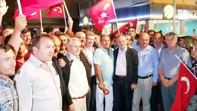 Demokrasi nöbetine Şeker'den ilginç destek