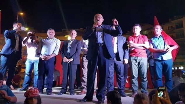 &quotFETÖ'nün uşaklarını gördüğünüz her yerde ihbar edin&quot