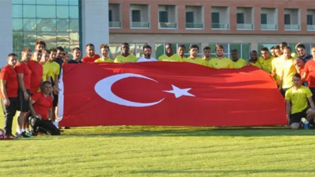 Futbolculardan Türk bayrağı ile poz