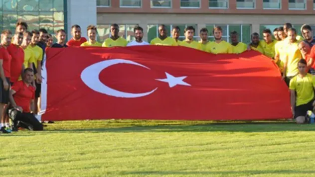 Futbolculardan Türk bayrağı ile poz