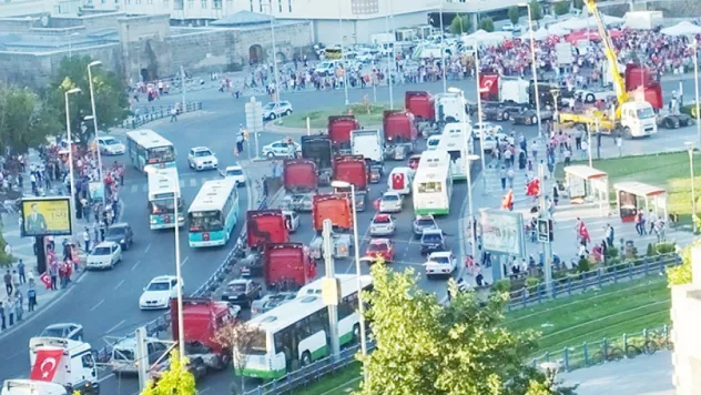 Tırların demokrasi konvoyu