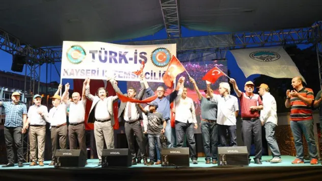 Türk-İş sendikalarından demokrasi nöbetine destek