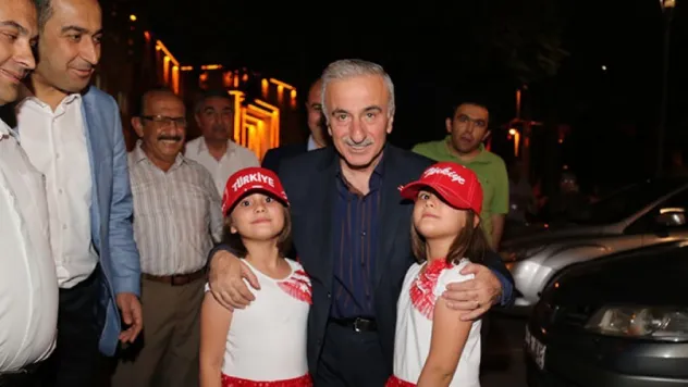 Vali Kamçı demokrasi nöbetinde