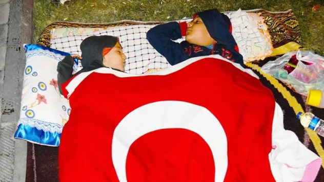 Al bayrakla örtündüler