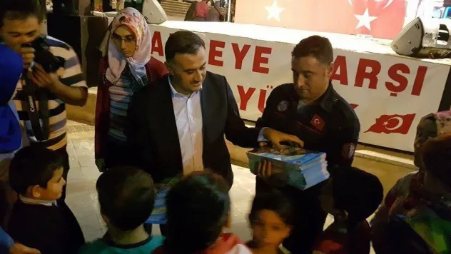 Demokrasi nöbetinde çocuklara kitap dağıtıldı