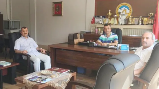 Eğitim-Bir-Sen'den başarılı liselere teşekkür ziyareti