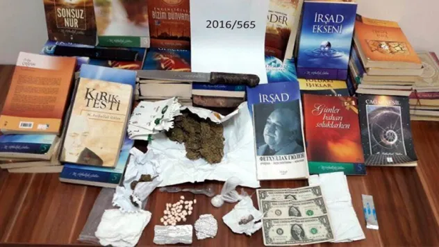 FETÖ kitapları ve uyuşturucu ile yakalandı