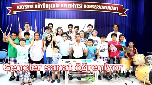 Gençler Büyükşehir yaz kurslarında sanat öğreniyor