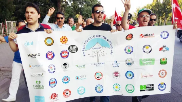 GÖNÜLLÜ KURULUŞLAR 'MİLLİ İRADE' İÇİN YÜRÜDÜ