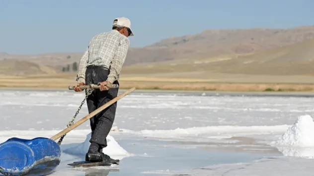 Tuz Gölü'nden ekmek çıkarıyor