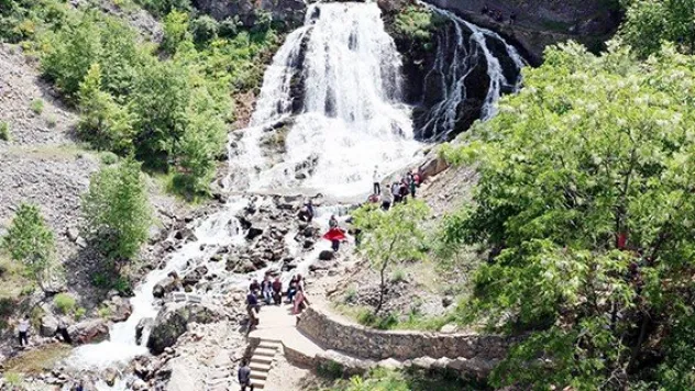 Bayramda Derebağ Şelalesi'ne ziyaretçi akını