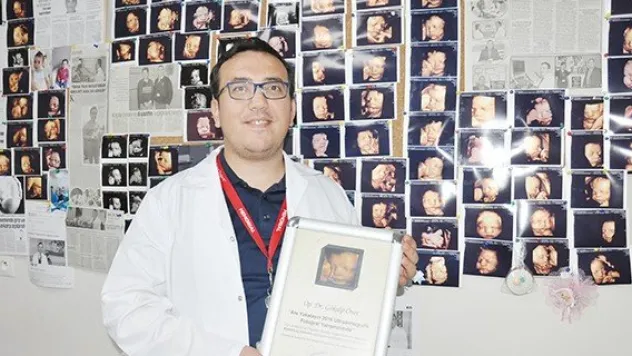Bebeklerin ultrason görüntülerinden koleksiyon yaptı