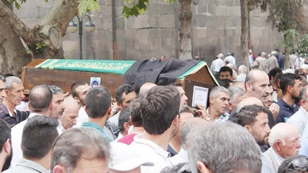 Beton mikserinin altında can veren işçi Hunat'tan uğurlandı