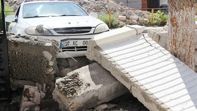 Kadın sürücü okul bahçesine girdi