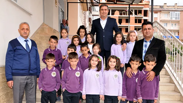 &quotTek yumurta ikizleri&quot aynı sınıfta buluştu