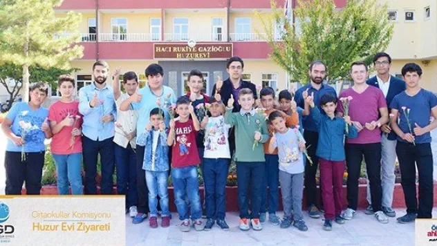 AGD'li gençlerden huzurevi ziyareti