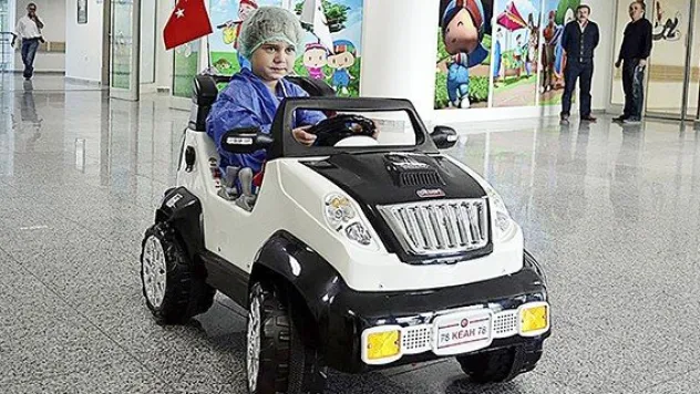 Çocuklar ameliyata akülü arabayla giriyor