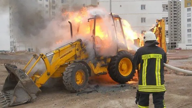 Doğalgaz borusunu patlatan iş makinesi yandı