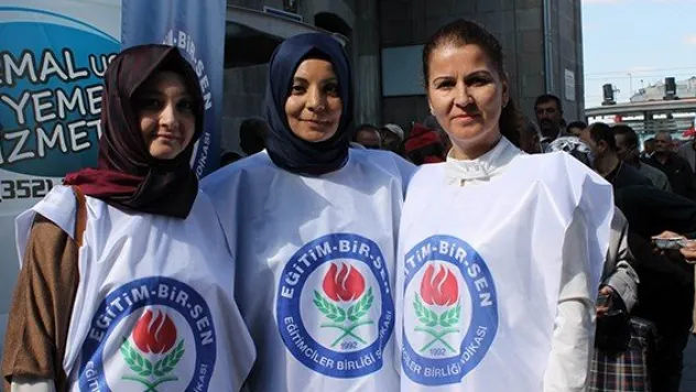 Eğitim Bir Sen Kadın Komisyonu aşure dağıttı