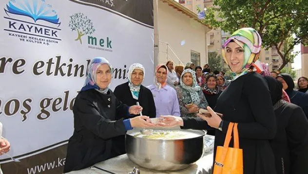 Kaymek'ten binlerce kişiye aşure