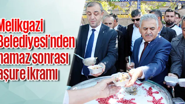 Melikgazi Belediyesi'nden namaz sonrası aşure ikramı