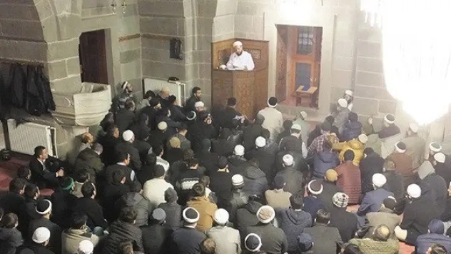 Gençler camide hoca ile buluştu