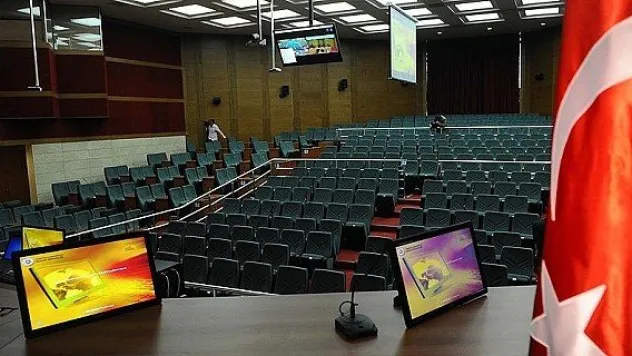 'Ailenize çok para gönderip şımartmayın'