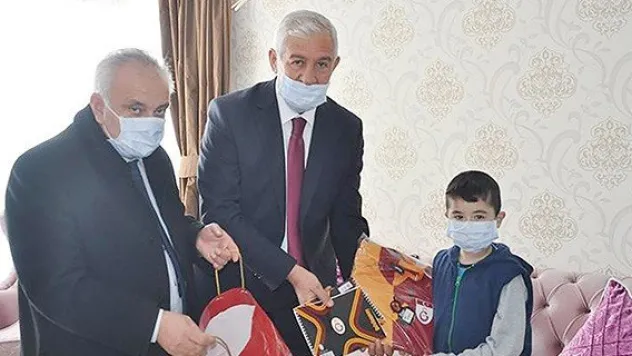 Elmalı'dan engelli öğrenciye GS forması