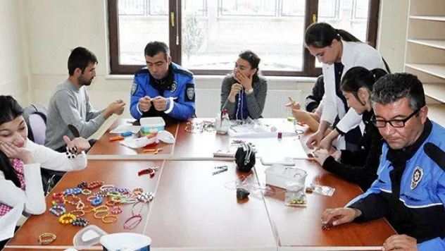 Engelleri &quotpolis ağabeyleri&quot ile aşacaklar