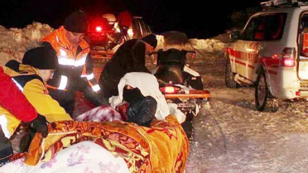 Hamile kadının yardımına kar motoruyla koştular