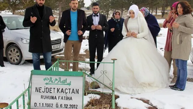 Gelinlik ile babasının mezarına gitti