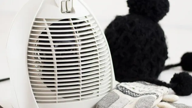 İşyerinde üşüyen ısıtıcıya başvuruyor