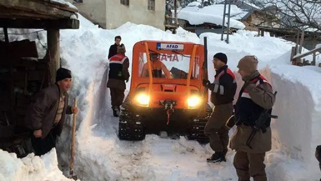 Kar yağışında mahsur kalan bekçi 10 saat sonra kurtarıldı
