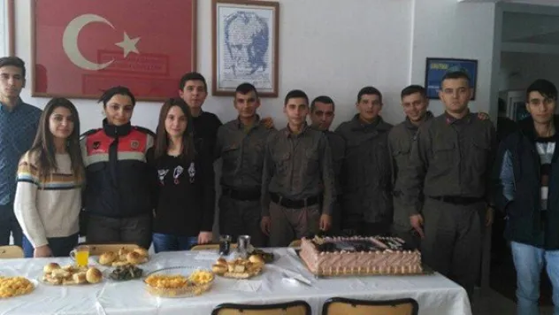 Öğrencilerden askerlere moral ziyareti