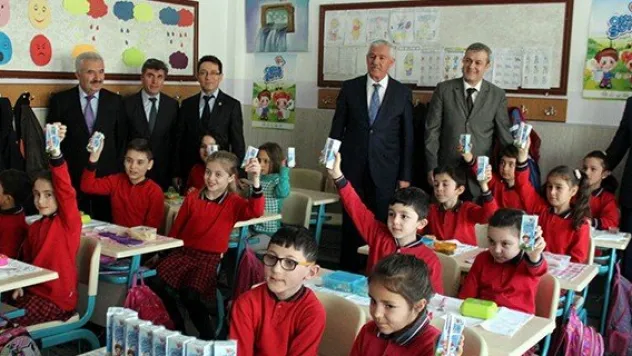 104 bin 590 öğrenciye süt ve kuru üzüm dağıtıldı