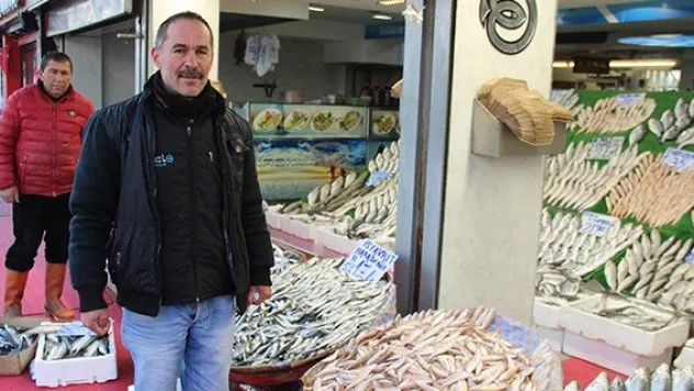 Hamsi kıtlığı alıcıyı da satıcıyı da üzdü
