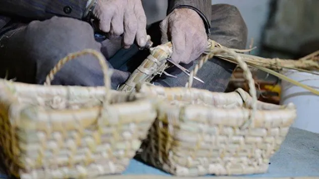 O'nun elinde hayat buluyor