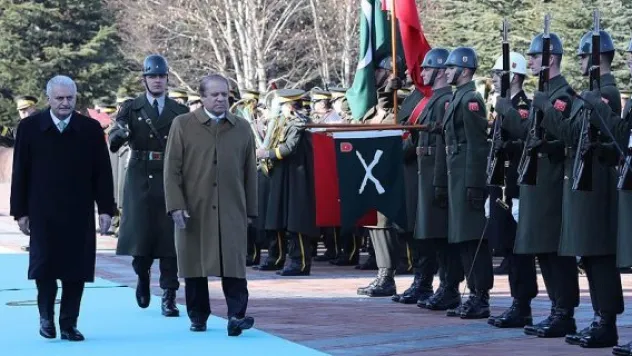 Pakistan Başbakanı Şerif'i resmi törenle karşıladı