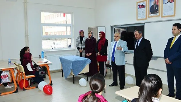 Vali Şentürk'ten İmam-Hatip Ortaokuluna ziyaret