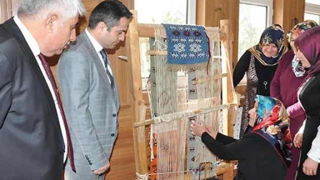 Yöresel kilim dokuma kursiyerleri sertifikalarını aldı