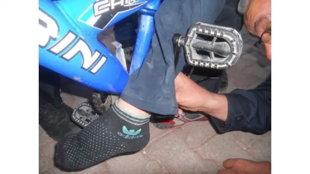 Ayağı bisiklete sıkışan çocuğu itfaiye kurtardı