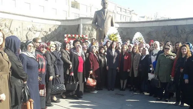 Kadınlar Atatürk Anıtı'na çelenk bıraktı