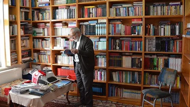 &quotKitap kurdu&quotnun kütüphanesi evine sığmıyor