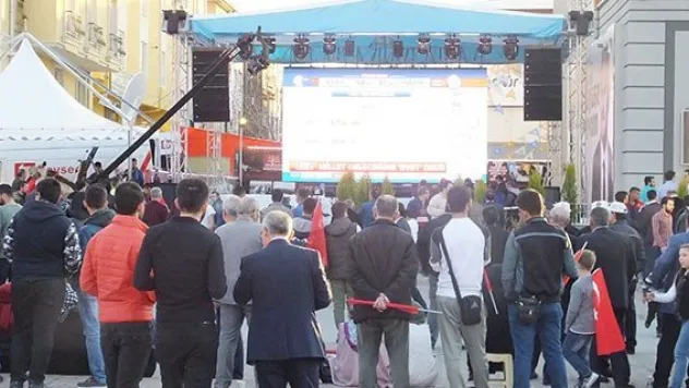 Partililer sonuçları dev ekrandan izledi