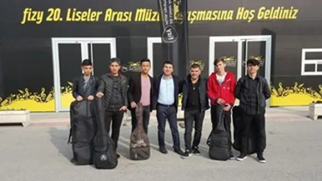 Pazarörenli gençler oylarını bekliyor