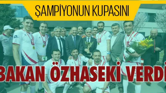 Şampiyonun kupasını Bakan Özhaseki verdi 