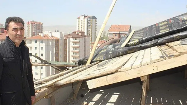 Şiddetli rüzgar kamyon devirdi, çatılar uçurdu